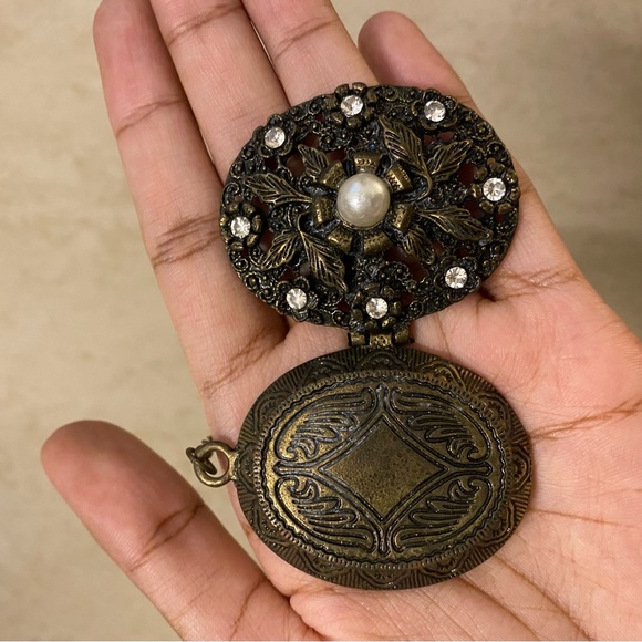 Vintage Bronze locket necklace with magnetic clasp pearl and rhinestones. - Picture 4 of 5